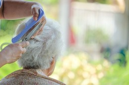 Как в столичных социальных домах работают парикмахеры